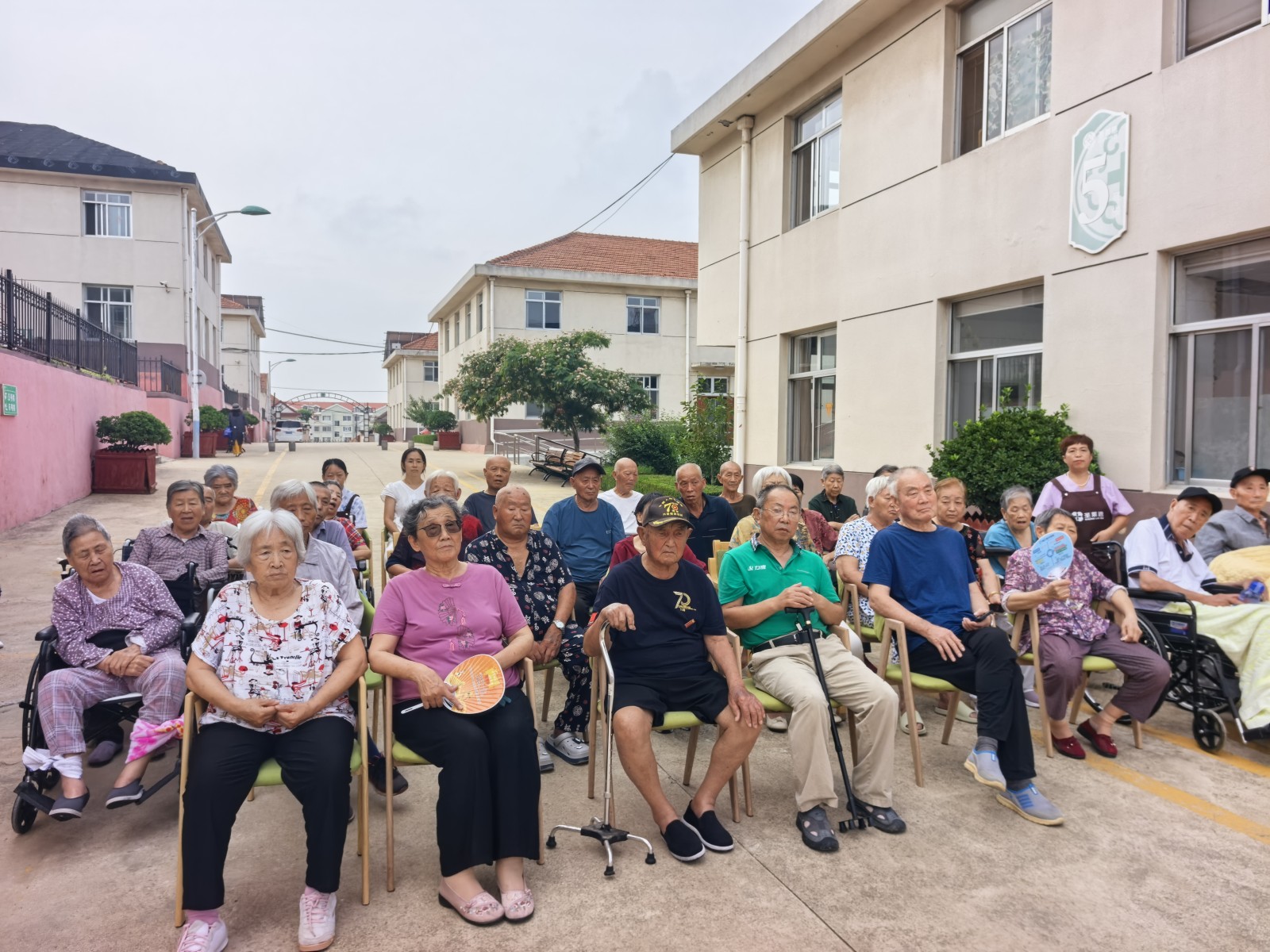忆往昔峥嵘，赞今朝强盛 | 圣莱恩医养中心组织长者观抗战胜利80周年阅兵